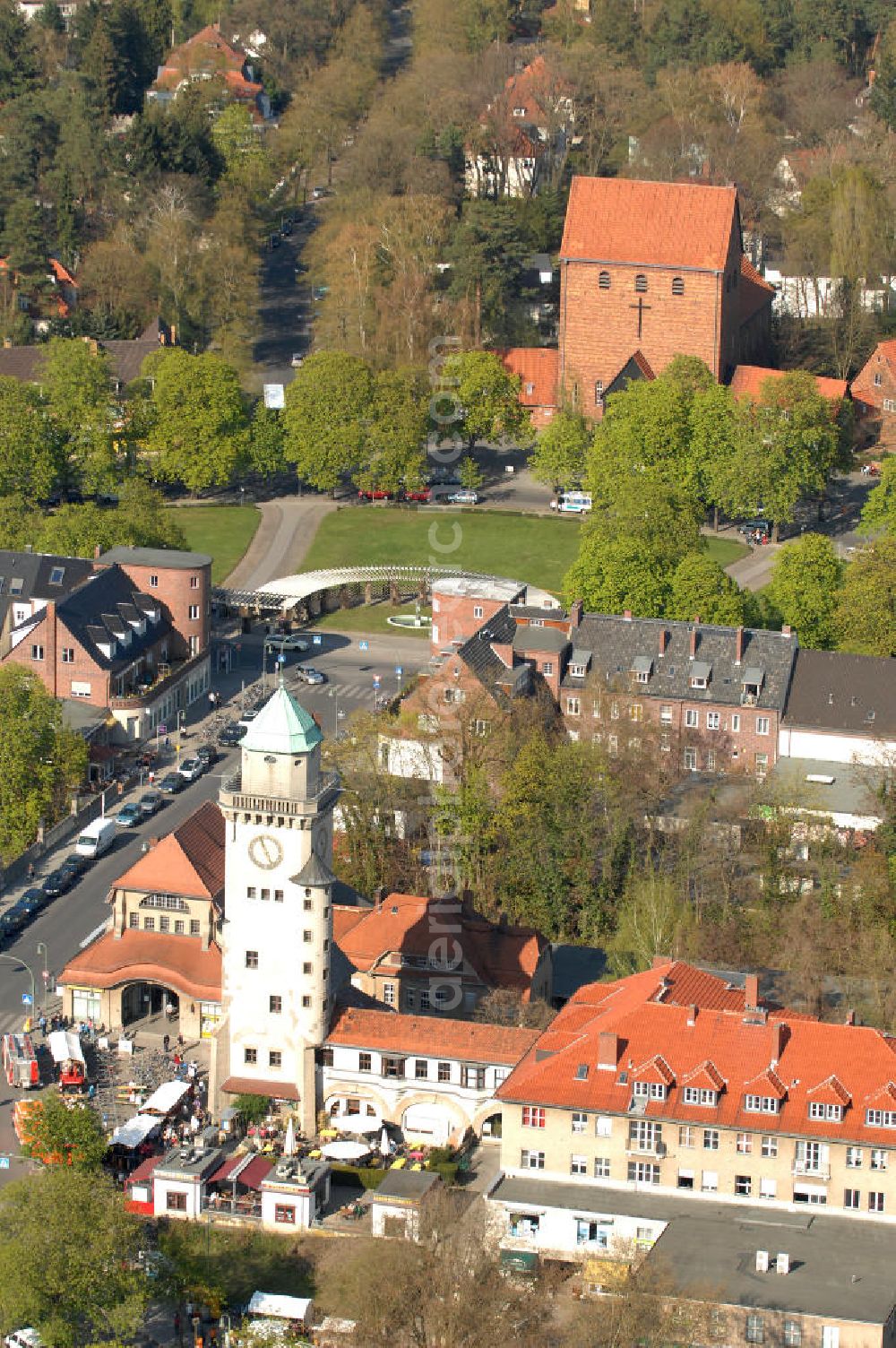 Berlin from above - Blick auf das Bahnhofsgebäude S-Bahnhof Berlin-Frohnau, den Casinoturm und die evangelische Johanneskirche im Bezirk Reinickendorf. View onto the urban railway station Frohnau, the Casiono tower and the Evangelical Church Johanneskirche in the district Reinickendorf.