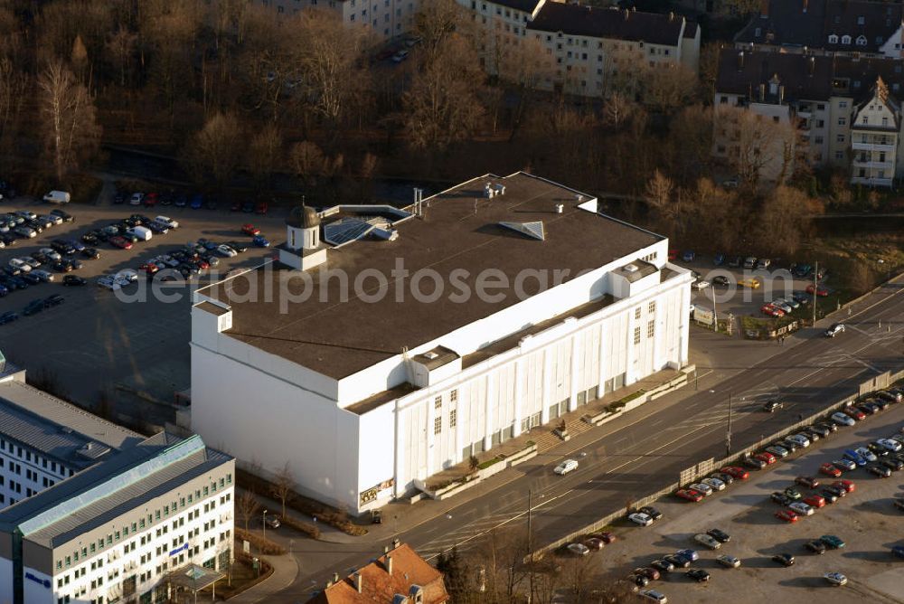 Augsburg from the bird's eye view: Blick auf das Gebäude der SA Immobilien von Georg Sauer in Augsburg. Die Firma musste aus Gründen einer Namensrechtsverletzung im Jahre 2003 nach fast 25 Jahren den Namen EBRO IMMOBILIEN aufgeben, seither firmieren sie unter SA Immobilien. Im Vordergrund der Firmentätigkeit steht die Vermittlung von Gastronomieimmobilien im Raum Augsburg und Umland sowie Vermittlung, Verkauf, Vermietung von Gewerbe- und Industrie - Immobilien. Kontakt: SA IMMOBILIEN, Georg Sauer, Langenmantelstr. 10, 86153 Augsburg, Tel.: 0821-3499523,