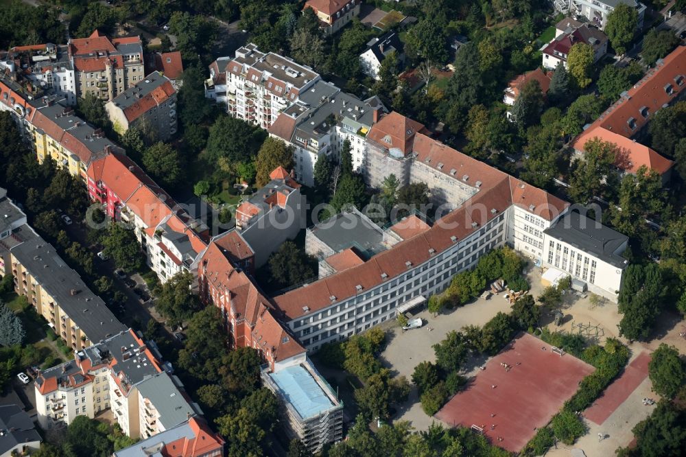 Aerial image Berlin - Restoration works at the school building of the Judith-Kerr-Grundschule in the Friedrichshaller Strasse and the Alt-Schmargendorf-Schule in the Reichenhaller Strasse in Berlin