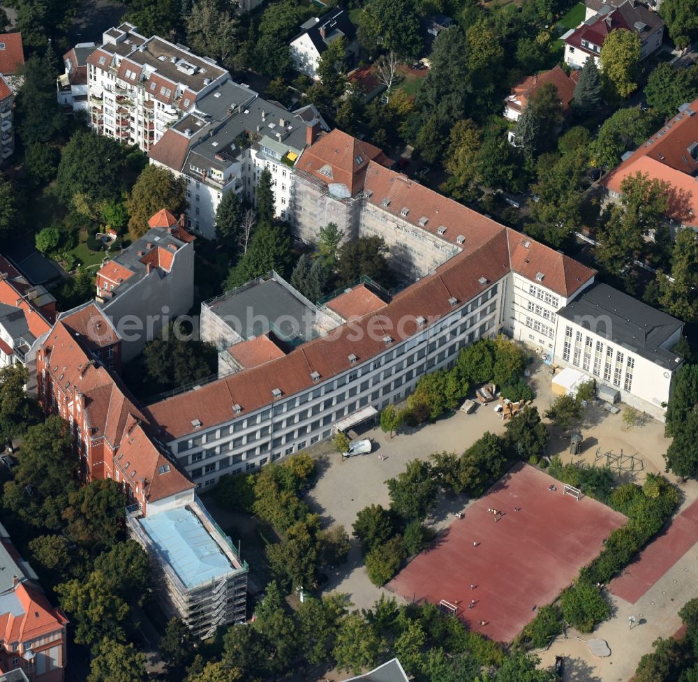 Aerial photograph Berlin - Restoration works at the school building of the Judith-Kerr-Grundschule in the Friedrichshaller Strasse and the Alt-Schmargendorf-Schule in the Reichenhaller Strasse in Berlin