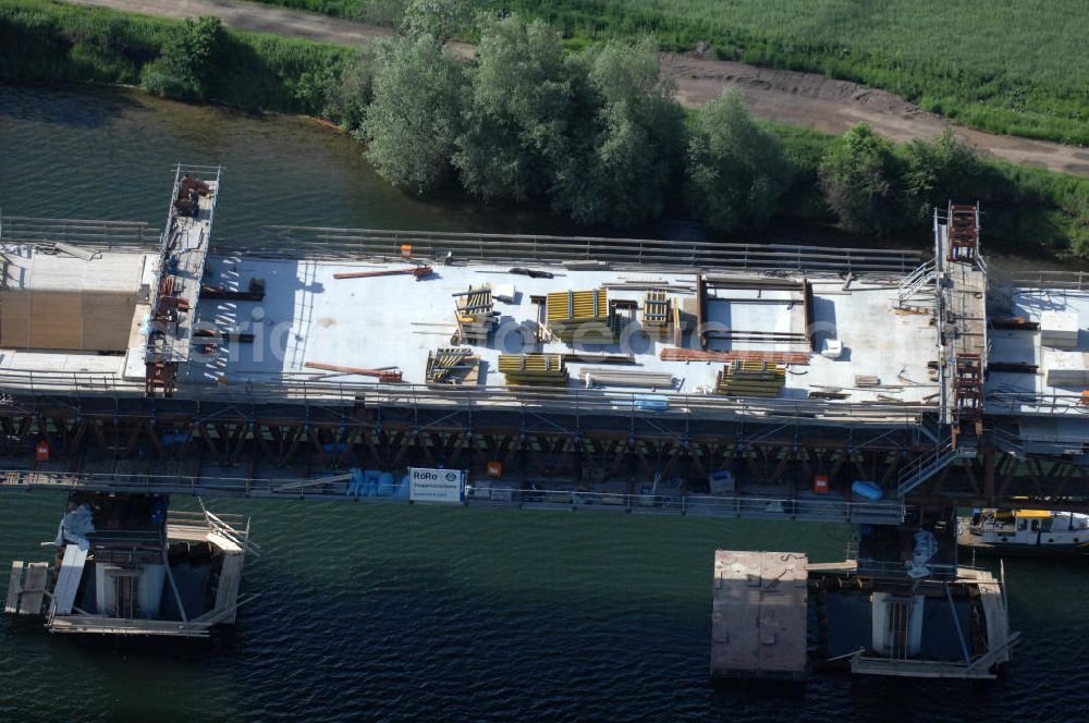 Rattmannsdorf from the bird's eye view: Blick auf die Vorschub- Bauarbeiten an der Saale-Elster-Talbrücke über den Rattmannsdorfer See. Das Beton- Viadukt mit insgesamt 8, 5 Kilometern Länge wird teilweise mit großen Baugerüsten in so genannter Vor-Kopf-Bauweise errichtet, bei der zur Schonung der Umwelt alle Arbeitsschritte von der fertigten Brücke aus erfolgen und keine Baustraßen notwendig sind. Die ICE - Neubaustrecke im Projekt VDE 8 Nürnberg-Berlin der Deutschen Bahn soll 2015 in Betrieb gehen und wird das bisher längste Brückenbauwerk Deutschlands sein. Bauausführende Firmen sind die Hochtief Construction AG, Adam Hörnig, Gerdum und Breuer; Franki Grundbau; Doka Schalungstechniker; BBV Vorspanntechnik; Röro Traggerüstsysteme; Oevermann Hoch- und Tiefbau, Teupe & Söhne Gerüstbau GmbH, Alpine Bau und Arcelormittal. View of the construction of the Saale-Elster Viaduct on the Rattmannsdorfer lake.