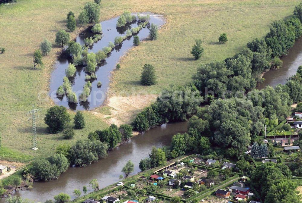 Aerial photograph Jena - View of the Saale on the northern edge of Wenigenjena in Jena in Thuringia. In the meadows and floodplain over the small gardens at the street At the Erlkönig remnants of the old river course of the Saale are still preserved
