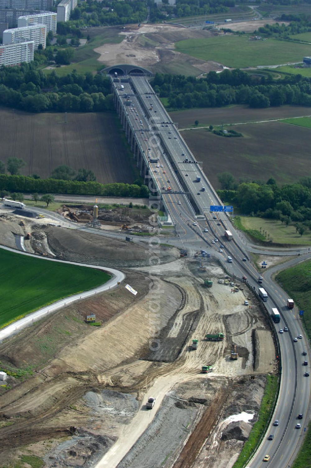 Aerial photograph Jena - Blick auf fertiggestellte Saalebrücke der Autobahn A4 zwischen Jena Lobeda-West und Göschwitz. Ausführende Firmen sind die EUROVIA Beton , DEGES GmbH. View of completed bridge the A4 motorway between Jena-West and Lobeda Göschwitz.