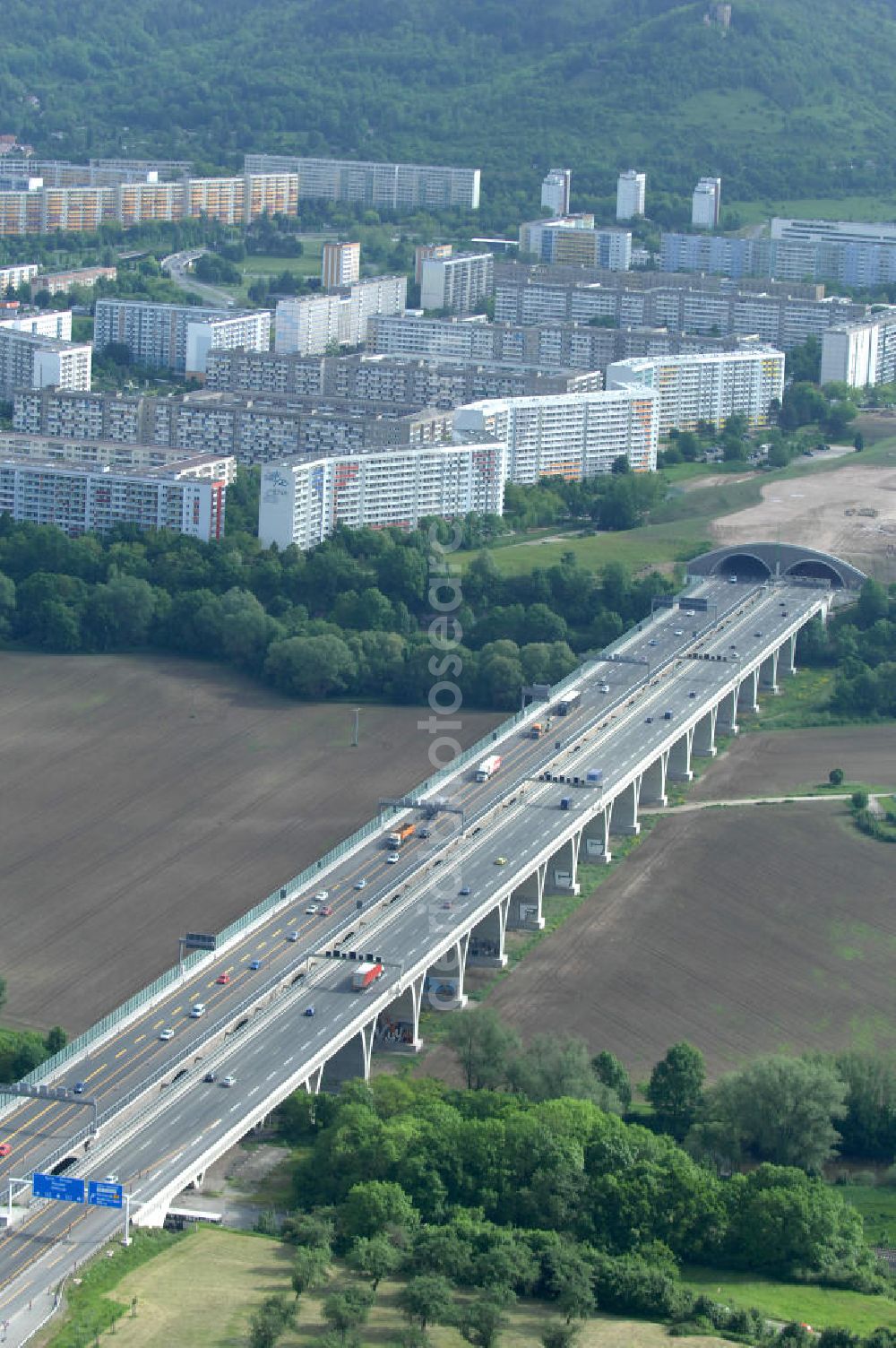 Jena from the bird's eye view: Blick auf fertiggestellte Saalebrücke der Autobahn A4 zwischen Jena Lobeda-West und Göschwitz. Ausführende Firmen sind die EUROVIA Beton , DEGES GmbH. View of completed bridge the A4 motorway between Jena-West and Lobeda Göschwitz.