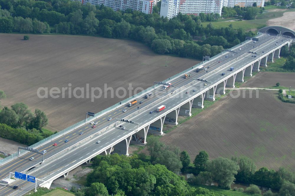 Aerial image Jena - Blick auf fertiggestellte Saalebrücke der Autobahn A4 zwischen Jena Lobeda-West und Göschwitz. Ausführende Firmen sind die EUROVIA Beton , DEGES GmbH. View of completed bridge the A4 motorway between Jena-West and Lobeda Göschwitz.