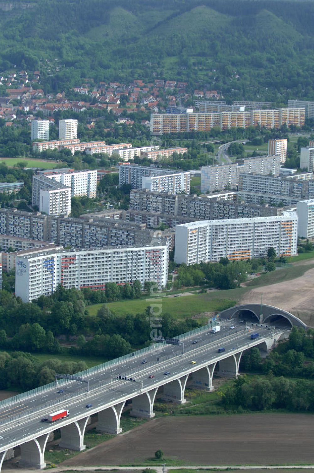 Jena from the bird's eye view: Blick auf fertiggestellte Saalebrücke der Autobahn A4 zwischen Jena Lobeda-West und Göschwitz. Ausführende Firmen sind die EUROVIA Beton , DEGES GmbH. View of completed bridge the A4 motorway between Jena-West and Lobeda Göschwitz.