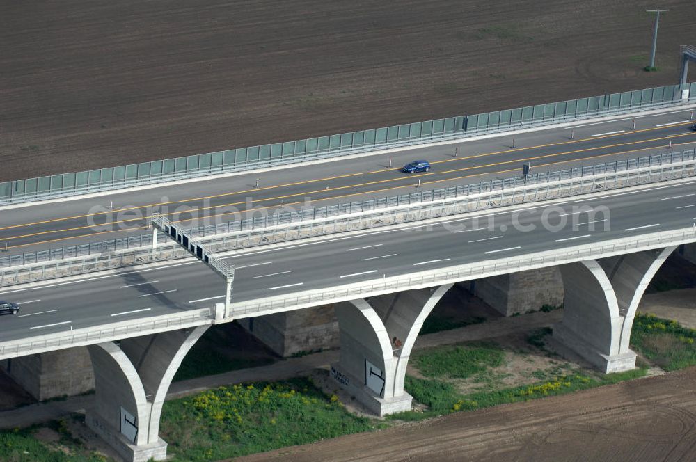 Aerial image Jena - Blick auf fertiggestellte Saalebrücke der Autobahn A4 zwischen Jena Lobeda-West und Göschwitz. Ausführende Firmen sind die EUROVIA Beton , DEGES GmbH. View of completed bridge the A4 motorway between Jena-West and Lobeda Göschwitz.