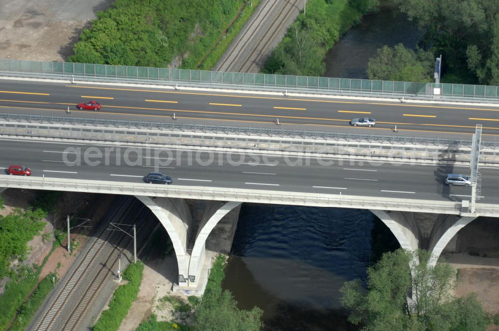 Aerial photograph Jena - Blick auf fertiggestellte Saalebrücke der Autobahn A4 zwischen Jena Lobeda-West und Göschwitz. Ausführende Firmen sind die EUROVIA Beton , DEGES GmbH. View of completed bridge the A4 motorway between Jena-West and Lobeda Göschwitz.