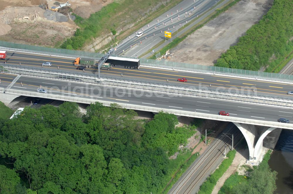 Jena from above - Blick auf fertiggestellte Saalebrücke der Autobahn A4 zwischen Jena Lobeda-West und Göschwitz. Ausführende Firmen sind die EUROVIA Beton , DEGES GmbH. View of completed bridge the A4 motorway between Jena-West and Lobeda Göschwitz.