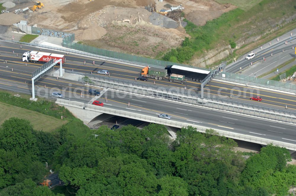 Jena from the bird's eye view: Blick auf fertiggestellte Saalebrücke der Autobahn A4 zwischen Jena Lobeda-West und Göschwitz. Ausführende Firmen sind die EUROVIA Beton , DEGES GmbH. View of completed bridge the A4 motorway between Jena-West and Lobeda Göschwitz.