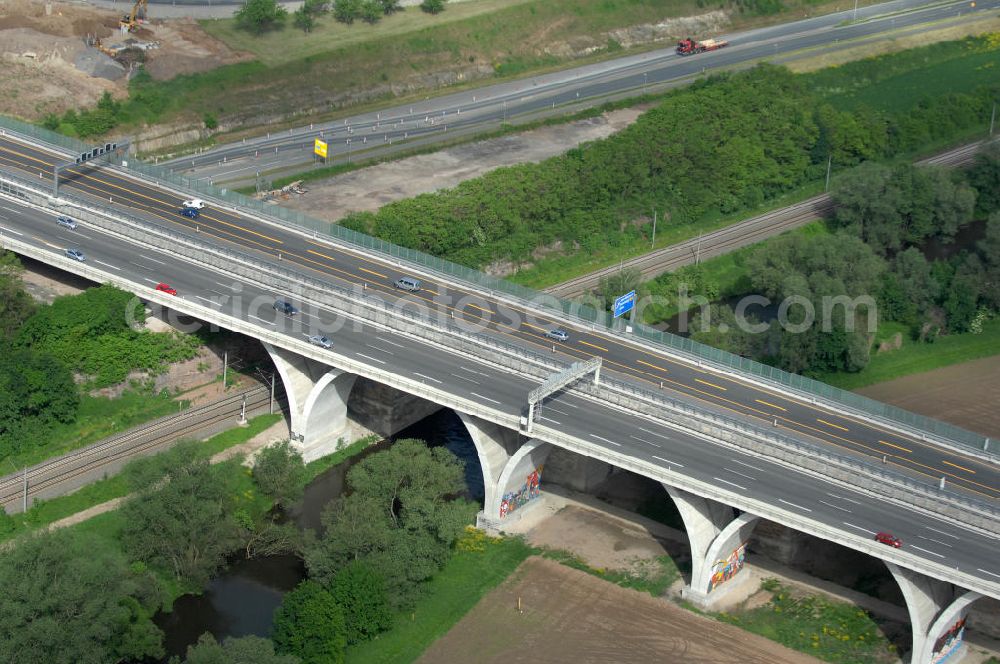 Aerial photograph Jena - Blick auf fertiggestellte Saalebrücke der Autobahn A4 zwischen Jena Lobeda-West und Göschwitz. Ausführende Firmen sind die EUROVIA Beton , DEGES GmbH. View of completed bridge the A4 motorway between Jena-West and Lobeda Göschwitz.