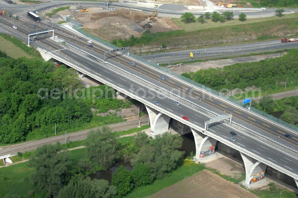 Jena from above - Blick auf fertiggestellte Saalebrücke der Autobahn A4 zwischen Jena Lobeda-West und Göschwitz. Ausführende Firmen sind die EUROVIA Beton , DEGES GmbH. View of completed bridge the A4 motorway between Jena-West and Lobeda Göschwitz.