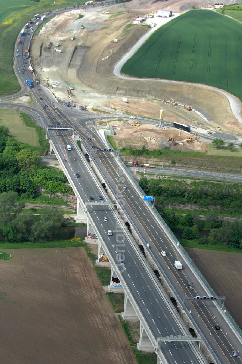 Jena from the bird's eye view: Blick auf fertiggestellte Saalebrücke der Autobahn A4 zwischen Jena Lobeda-West und Göschwitz. Ausführende Firmen sind die EUROVIA Beton , DEGES GmbH. View of completed bridge the A4 motorway between Jena-West and Lobeda Göschwitz.