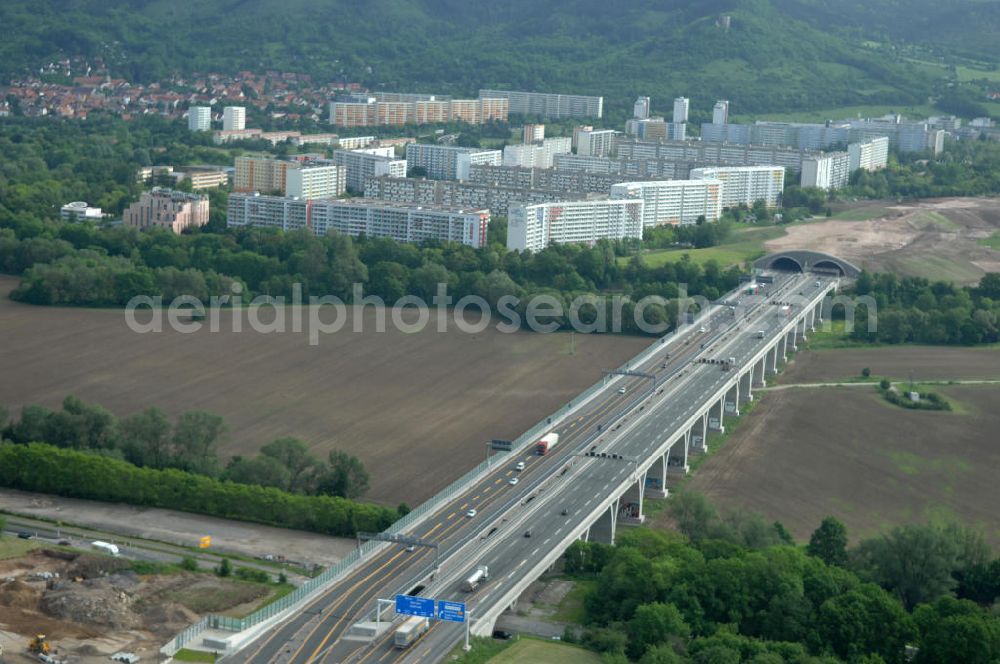 Aerial image Jena - Blick auf fertiggestellte Saalebrücke der Autobahn A4 zwischen Jena Lobeda-West und Göschwitz. Ausführende Firmen sind die EUROVIA Beton , DEGES GmbH. View of completed bridge the A4 motorway between Jena-West and Lobeda Göschwitz.