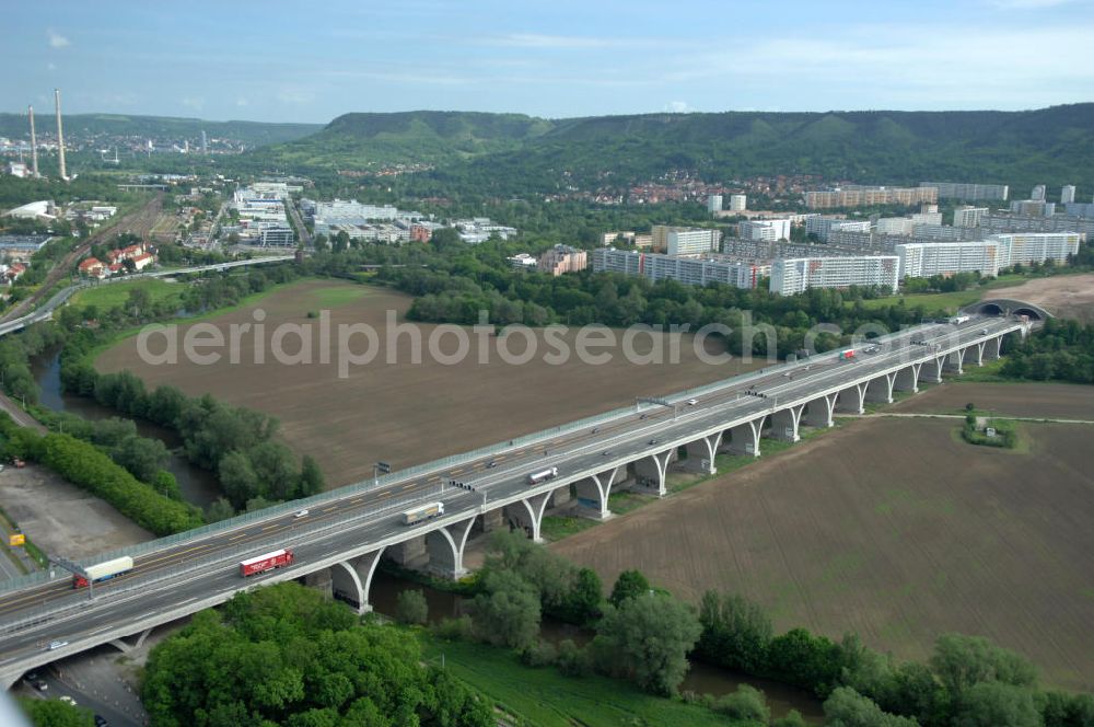 Jena from the bird's eye view: Blick auf fertiggestellte Saalebrücke der Autobahn A4 zwischen Jena Lobeda-West und Göschwitz. Ausführende Firmen sind die EUROVIA Beton , DEGES GmbH. View of completed bridge the A4 motorway between Jena-West and Lobeda Göschwitz.