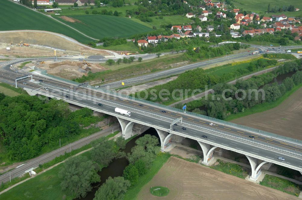 Aerial image Jena - Blick auf fertiggestellte Saalebrücke der Autobahn A4 zwischen Jena Lobeda-West und Göschwitz. Ausführende Firmen sind die EUROVIA Beton , DEGES GmbH. View of completed bridge the A4 motorway between Jena-West and Lobeda Göschwitz.