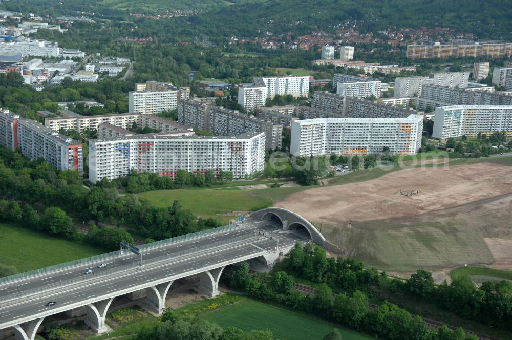 Aerial photograph Jena - Blick auf fertiggestellte Saalebrücke der Autobahn A4 zwischen Jena Lobeda-West und Göschwitz. Ausführende Firmen sind die EUROVIA Beton , DEGES GmbH. View of completed bridge the A4 motorway between Jena-West and Lobeda Göschwitz.