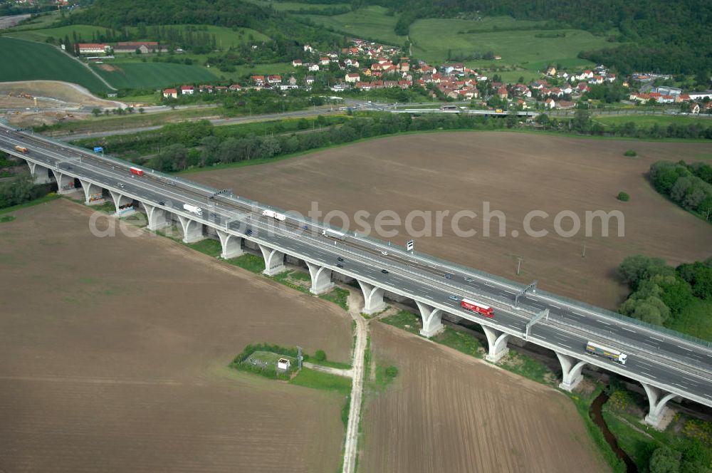 Jena from above - Blick auf fertiggestellte Saalebrücke der Autobahn A4 zwischen Jena Lobeda-West und Göschwitz. Ausführende Firmen sind die EUROVIA Beton , DEGES GmbH. View of completed bridge the A4 motorway between Jena-West and Lobeda Göschwitz.