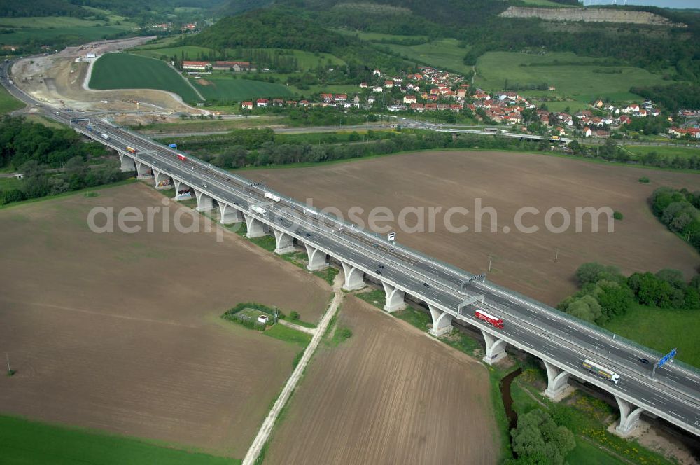 Jena from the bird's eye view: Blick auf fertiggestellte Saalebrücke der Autobahn A4 zwischen Jena Lobeda-West und Göschwitz. Ausführende Firmen sind die EUROVIA Beton , DEGES GmbH. View of completed bridge the A4 motorway between Jena-West and Lobeda Göschwitz.