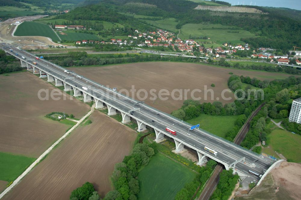 Aerial image Jena - Blick auf fertiggestellte Saalebrücke der Autobahn A4 zwischen Jena Lobeda-West und Göschwitz. Ausführende Firmen sind die EUROVIA Beton , DEGES GmbH. View of completed bridge the A4 motorway between Jena-West and Lobeda Göschwitz.