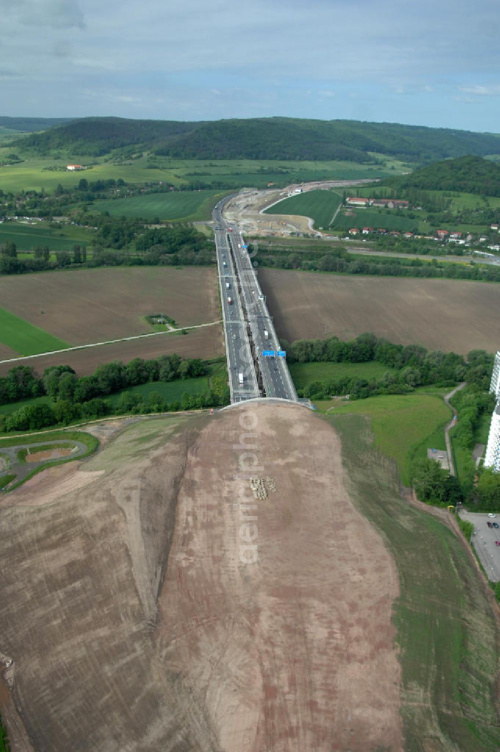 Jena from above - Blick auf fertiggestellte Saalebrücke der Autobahn A4 zwischen Jena Lobeda-West und Göschwitz. Ausführende Firmen sind die EUROVIA Beton , DEGES GmbH. View of completed bridge the A4 motorway between Jena-West and Lobeda Göschwitz.