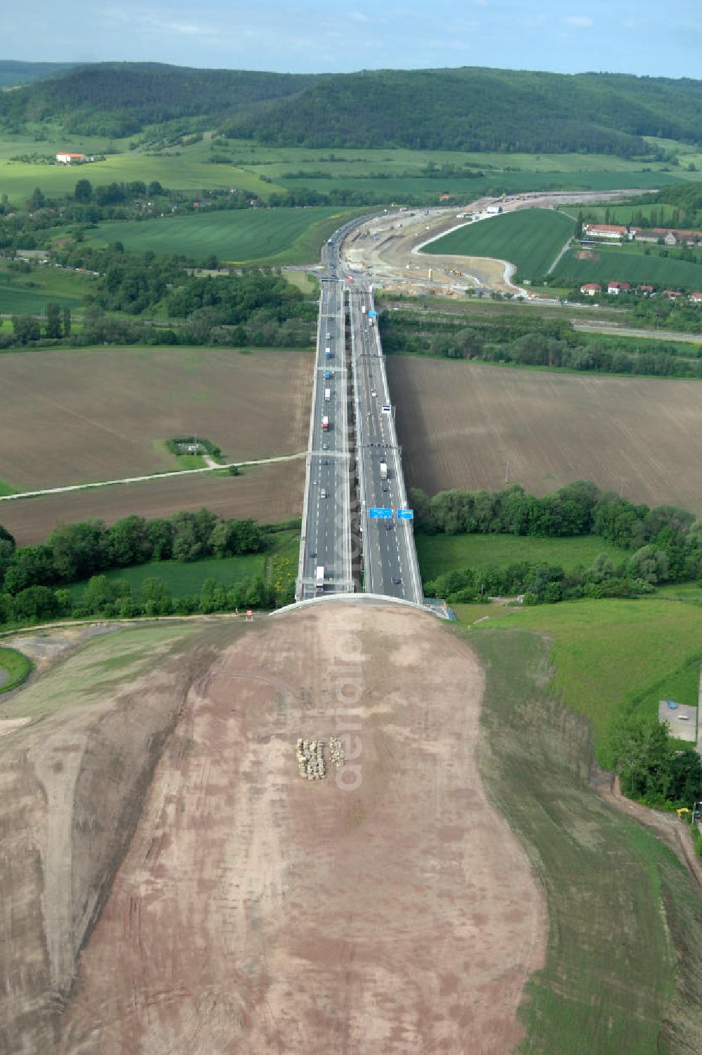 Jena from the bird's eye view: Blick auf fertiggestellte Saalebrücke der Autobahn A4 zwischen Jena Lobeda-West und Göschwitz. Ausführende Firmen sind die EUROVIA Beton , DEGES GmbH. View of completed bridge the A4 motorway between Jena-West and Lobeda Göschwitz.