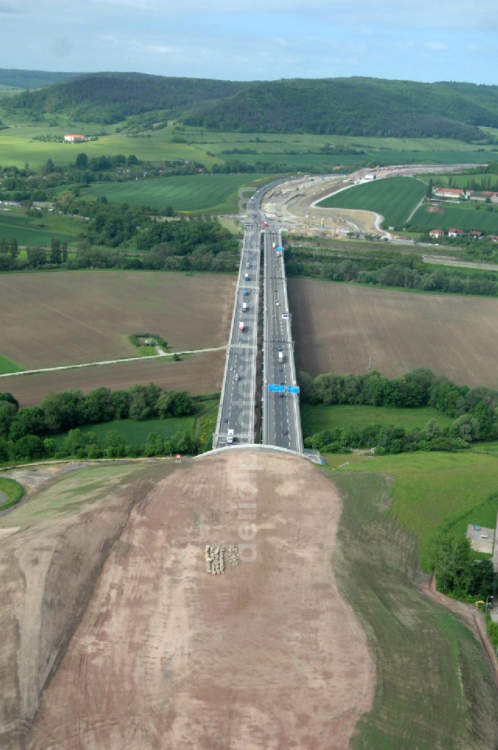 Aerial image Jena - Blick auf fertiggestellte Saalebrücke der Autobahn A4 zwischen Jena Lobeda-West und Göschwitz. Ausführende Firmen sind die EUROVIA Beton , DEGES GmbH. View of completed bridge the A4 motorway between Jena-West and Lobeda Göschwitz.