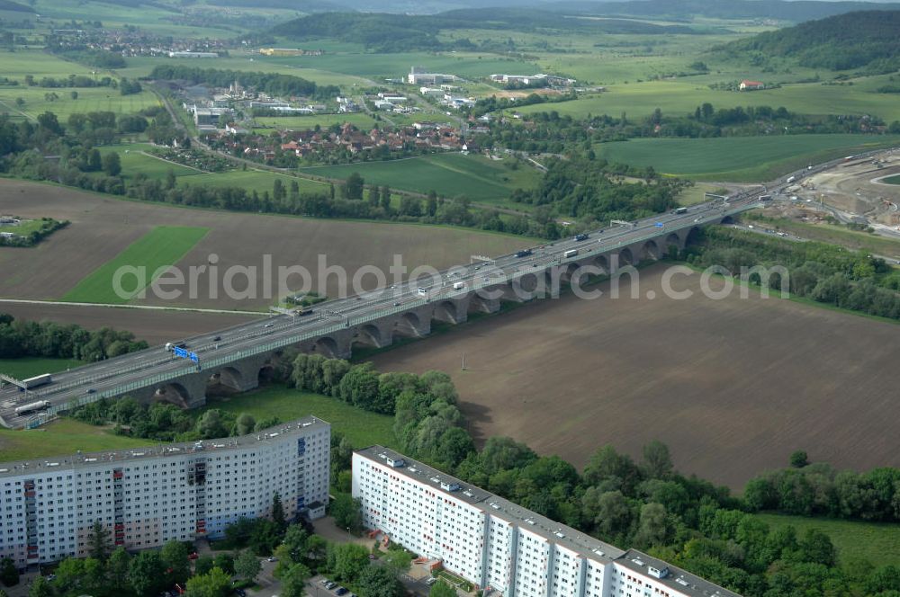 Jena from above - Blick auf fertiggestellte Saalebrücke der Autobahn A4 zwischen Jena Lobeda-West und Göschwitz. Ausführende Firmen sind die EUROVIA Beton , DEGES GmbH. View of completed bridge the A4 motorway between Jena-West and Lobeda Göschwitz.