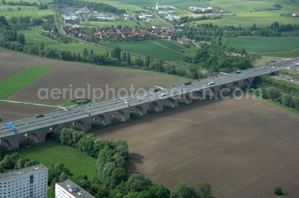 Jena from the bird's eye view: Blick auf fertiggestellte Saalebrücke der Autobahn A4 zwischen Jena Lobeda-West und Göschwitz. Ausführende Firmen sind die EUROVIA Beton , DEGES GmbH. View of completed bridge the A4 motorway between Jena-West and Lobeda Göschwitz.