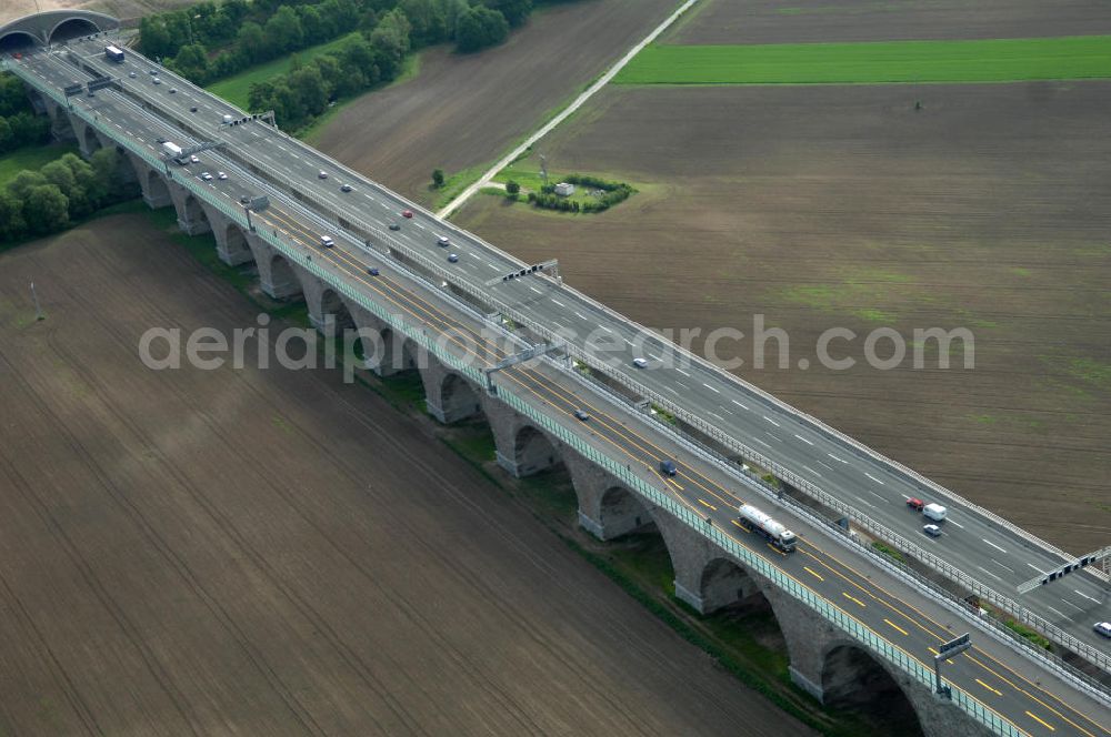 Jena from above - Blick auf fertiggestellte Saalebrücke der Autobahn A4 zwischen Jena Lobeda-West und Göschwitz. Ausführende Firmen sind die EUROVIA Beton , DEGES GmbH. View of completed bridge the A4 motorway between Jena-West and Lobeda Göschwitz.