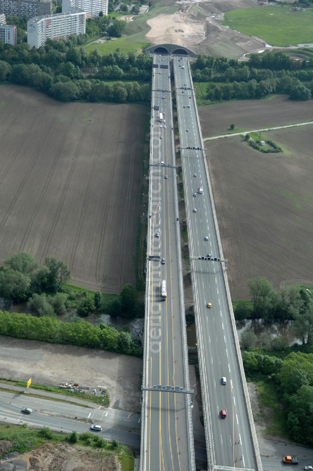 Aerial photograph Jena - Blick auf fertiggestellte Saalebrücke der Autobahn A4 zwischen Jena Lobeda-West und Göschwitz. Ausführende Firmen sind die EUROVIA Beton , DEGES GmbH. View of completed bridge the A4 motorway between Jena-West and Lobeda Göschwitz.