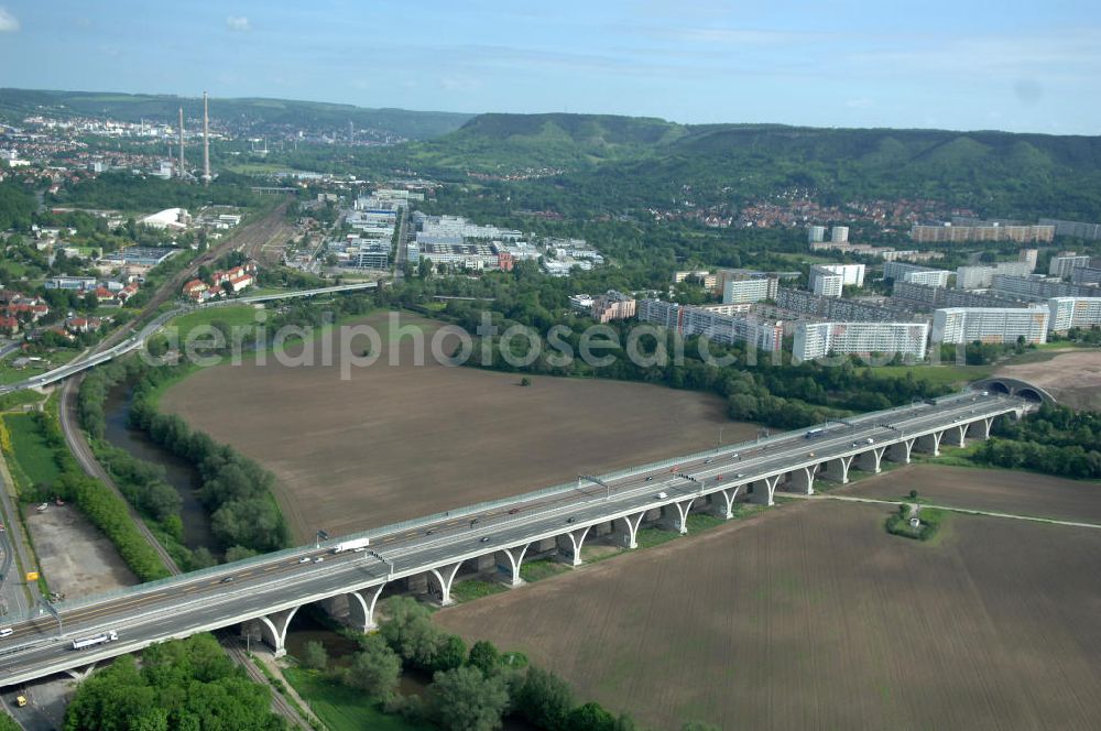 Aerial photograph Jena - Blick auf fertiggestellte Saalebrücke der Autobahn A4 zwischen Jena Lobeda-West und Göschwitz. Ausführende Firmen sind die EUROVIA Beton , DEGES GmbH. View of completed bridge the A4 motorway between Jena-West and Lobeda Göschwitz.