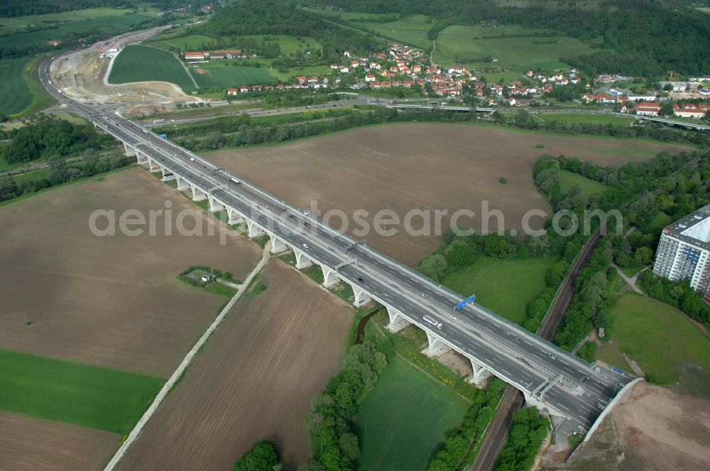 Aerial image Jena - Blick auf fertiggestellte Saalebrücke der Autobahn A4 zwischen Jena Lobeda-West und Göschwitz. Ausführende Firmen sind die EUROVIA Beton , DEGES GmbH. View of completed bridge the A4 motorway between Jena-West and Lobeda Göschwitz.