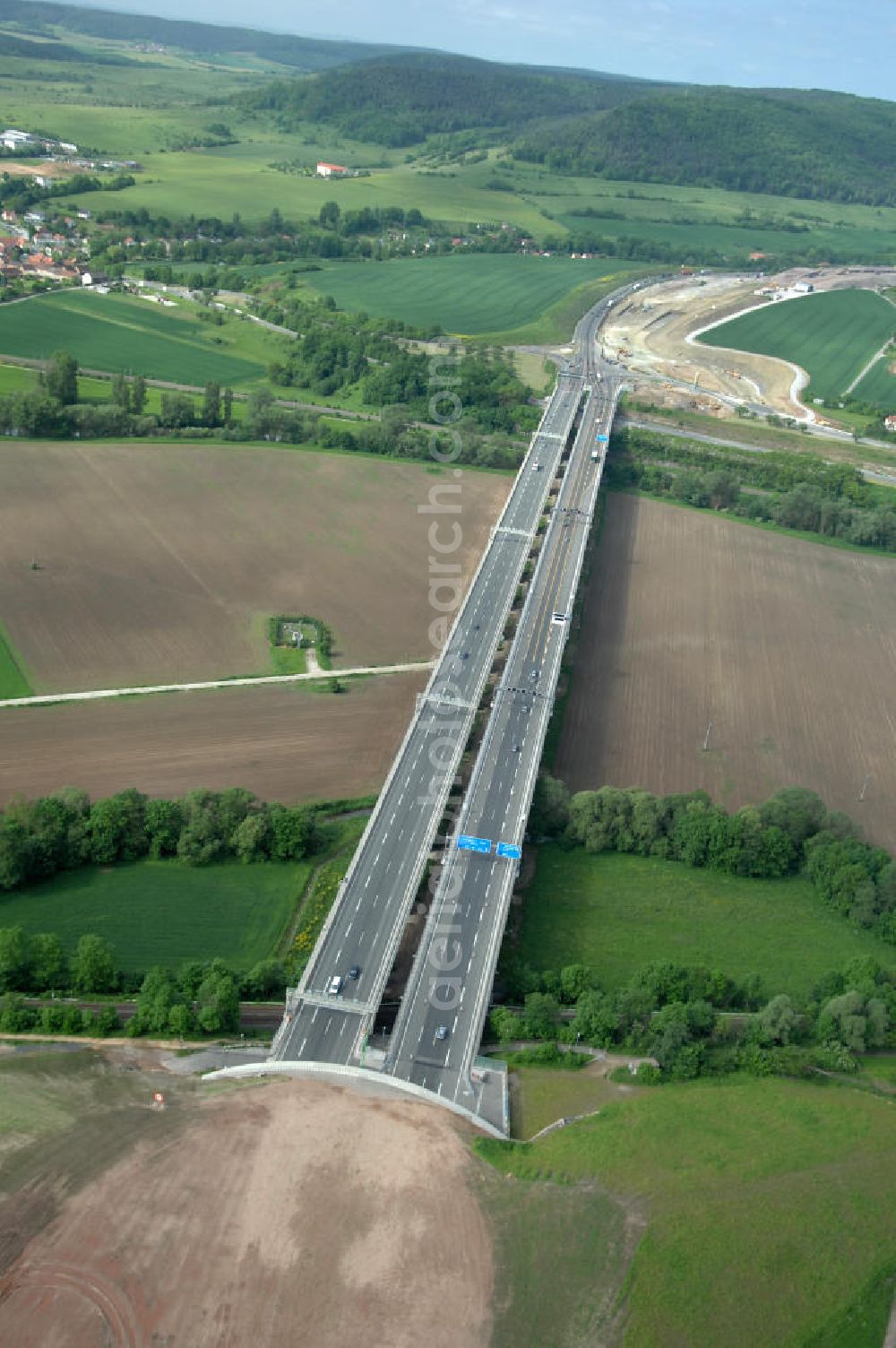 Aerial photograph Jena - Blick auf fertiggestellte Saalebrücke der Autobahn A4 zwischen Jena Lobeda-West und Göschwitz. Ausführende Firmen sind die EUROVIA Beton , DEGES GmbH. View of completed bridge the A4 motorway between Jena-West and Lobeda Göschwitz.