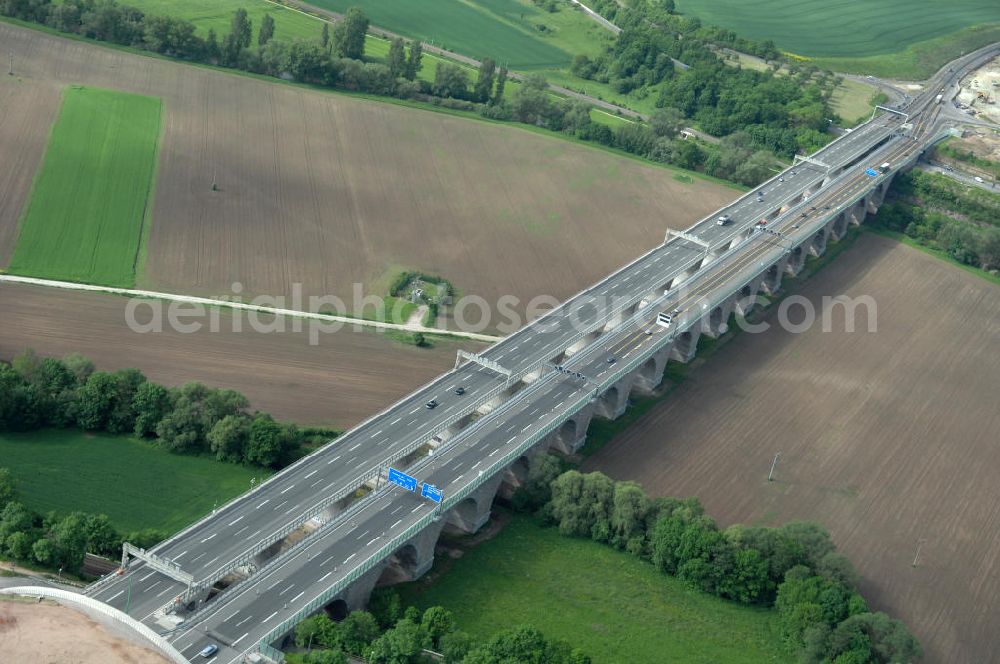 Jena from the bird's eye view: Blick auf fertiggestellte Saalebrücke der Autobahn A4 zwischen Jena Lobeda-West und Göschwitz. Ausführende Firmen sind die EUROVIA Beton , DEGES GmbH. View of completed bridge the A4 motorway between Jena-West and Lobeda Göschwitz.