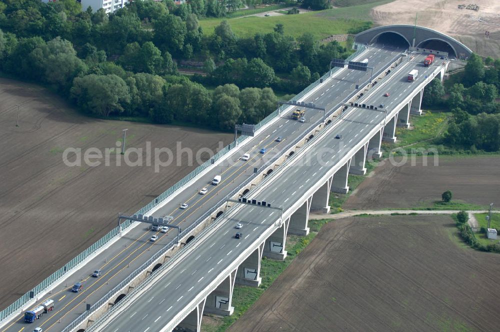 Aerial photograph Jena - Blick auf fertiggestellte Saalebrücke der Autobahn A4 zwischen Jena Lobeda-West und Göschwitz. Ausführende Firmen sind die EUROVIA Beton , DEGES GmbH. View of completed bridge the A4 motorway between Jena-West and Lobeda Göschwitz.