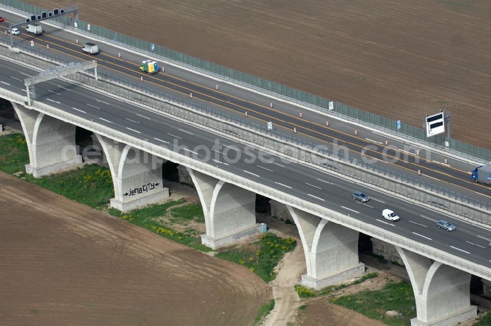 Aerial photograph Jena - Blick auf fertiggestellte Saalebrücke der Autobahn A4 zwischen Jena Lobeda-West und Göschwitz. Ausführende Firmen sind die EUROVIA Beton , DEGES GmbH. View of completed bridge the A4 motorway between Jena-West and Lobeda Göschwitz.