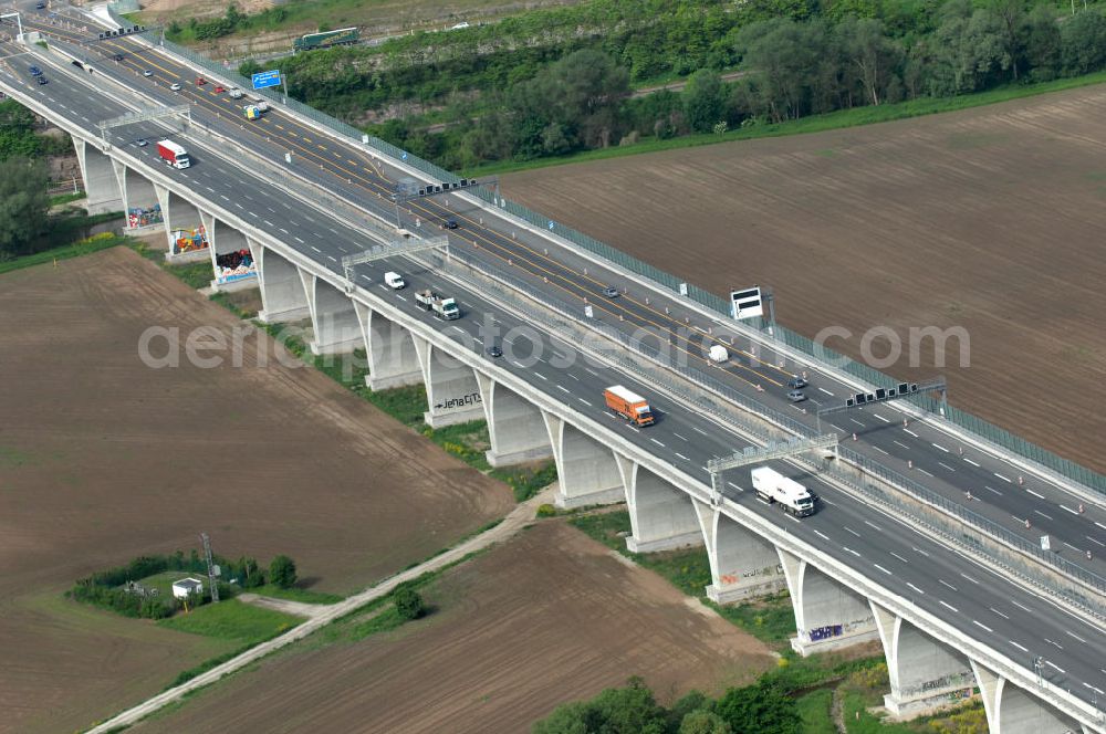 Jena from above - Blick auf fertiggestellte Saalebrücke der Autobahn A4 zwischen Jena Lobeda-West und Göschwitz. Ausführende Firmen sind die EUROVIA Beton , DEGES GmbH. View of completed bridge the A4 motorway between Jena-West and Lobeda Göschwitz.