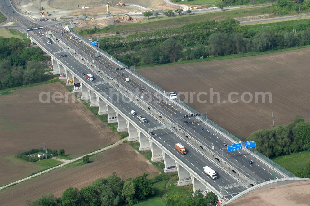 Jena from the bird's eye view: Blick auf fertiggestellte Saalebrücke der Autobahn A4 zwischen Jena Lobeda-West und Göschwitz. Ausführende Firmen sind die EUROVIA Beton , DEGES GmbH. View of completed bridge the A4 motorway between Jena-West and Lobeda Göschwitz.