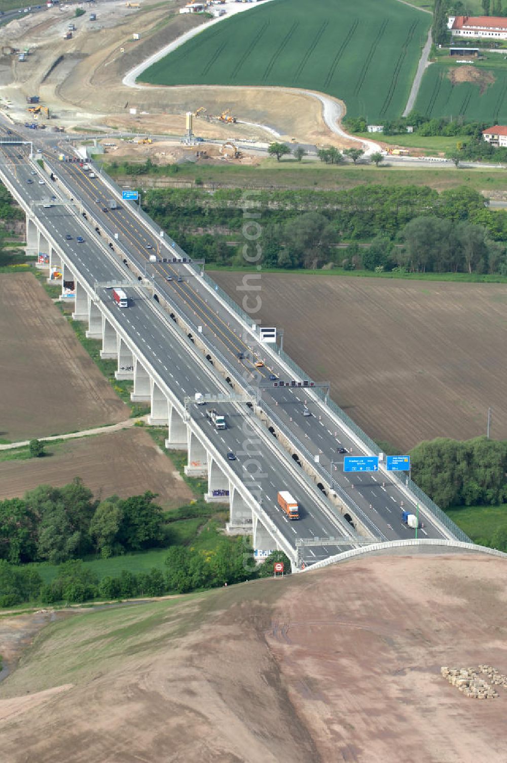 Aerial photograph Jena - Blick auf fertiggestellte Saalebrücke der Autobahn A4 zwischen Jena Lobeda-West und Göschwitz. Ausführende Firmen sind die EUROVIA Beton , DEGES GmbH. View of completed bridge the A4 motorway between Jena-West and Lobeda Göschwitz.