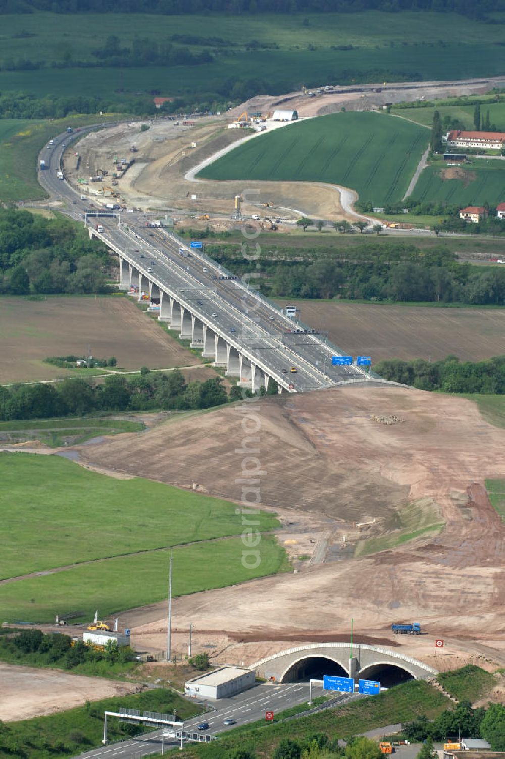 Aerial image Jena - Blick auf fertiggestellte Saalebrücke der Autobahn A4 zwischen Jena Lobeda-West und Göschwitz. Ausführende Firmen sind die EUROVIA Beton , DEGES GmbH. View of completed bridge the A4 motorway between Jena-West and Lobeda Göschwitz.