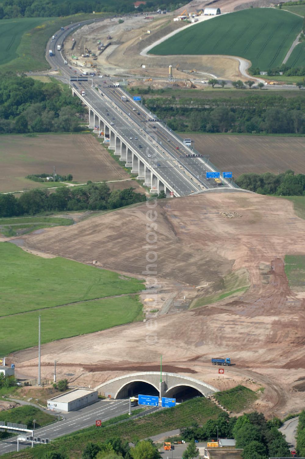 Aerial photograph Jena - Blick auf fertiggestellte Saalebrücke der Autobahn A4 zwischen Jena Lobeda-West und Göschwitz. Ausführende Firmen sind die EUROVIA Beton , DEGES GmbH. View of completed bridge the A4 motorway between Jena-West and Lobeda Göschwitz.