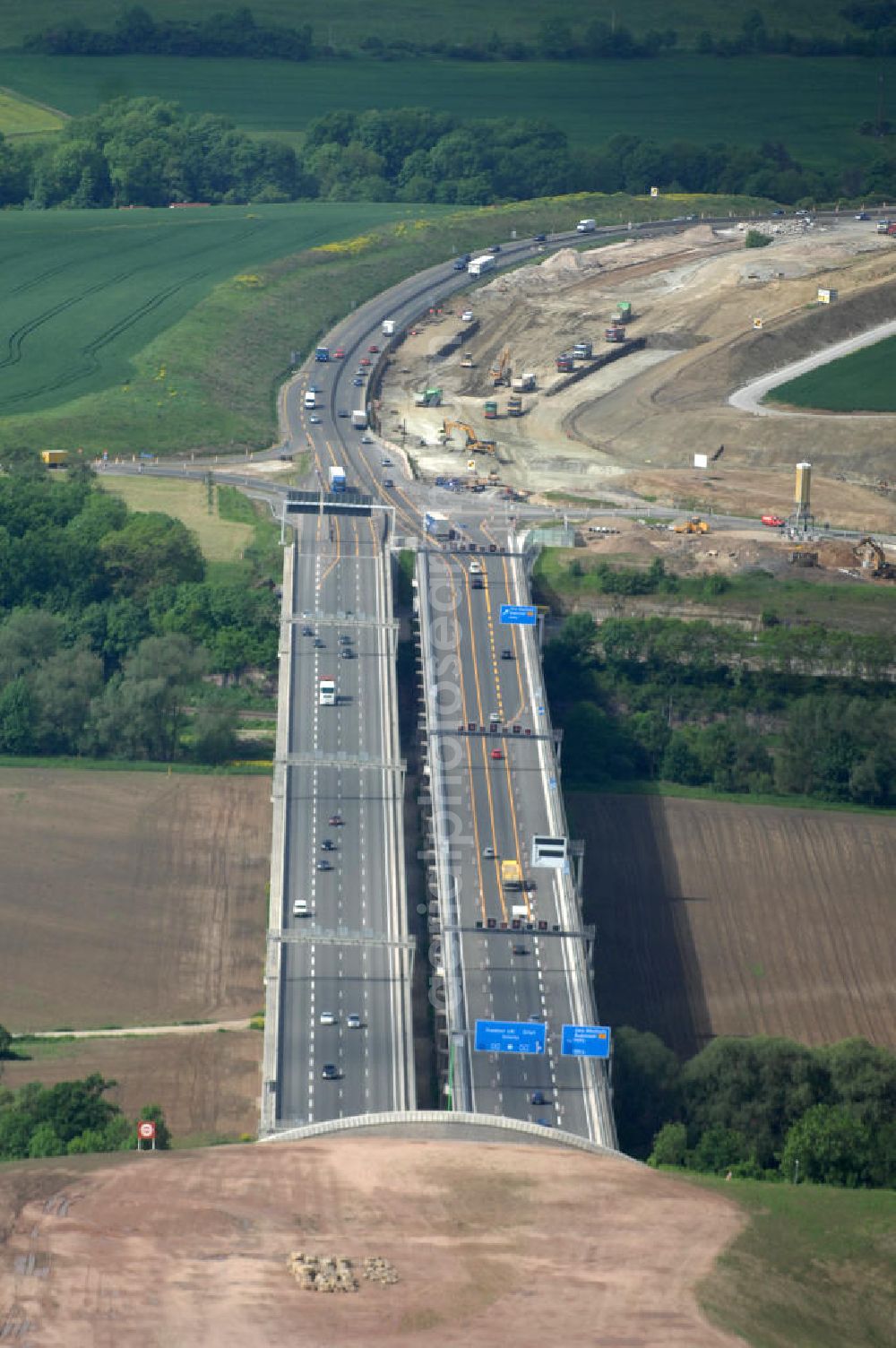 Jena from the bird's eye view: Blick auf fertiggestellte Saalebrücke der Autobahn A4 zwischen Jena Lobeda-West und Göschwitz. Ausführende Firmen sind die EUROVIA Beton , DEGES GmbH. View of completed bridge the A4 motorway between Jena-West and Lobeda Göschwitz.