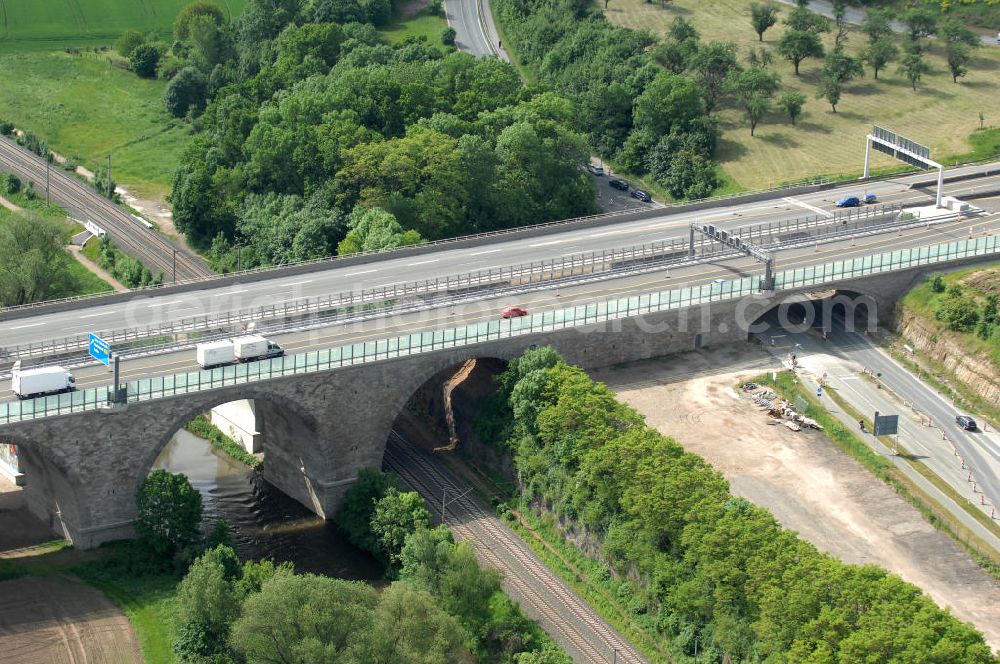 Aerial photograph Jena - Blick auf fertiggestellte Saalebrücke der Autobahn A4 zwischen Jena Lobeda-West und Göschwitz. Ausführende Firmen sind die EUROVIA Beton , DEGES GmbH. View of completed bridge the A4 motorway between Jena-West and Lobeda Göschwitz.