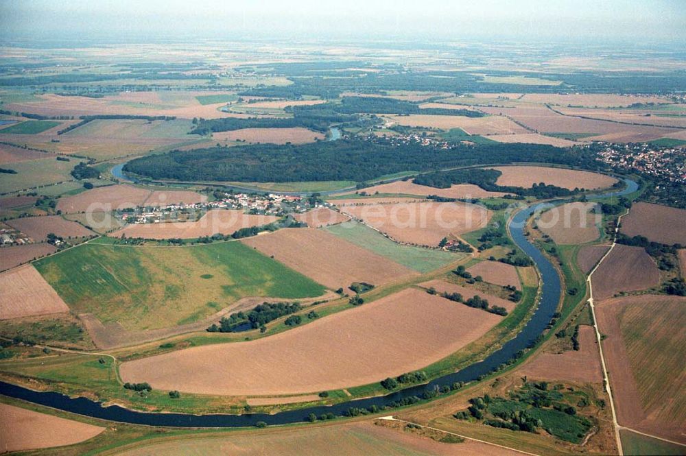 Tornitz from the bird's eye view: Blick auf die Saalemündung bei Tornitz