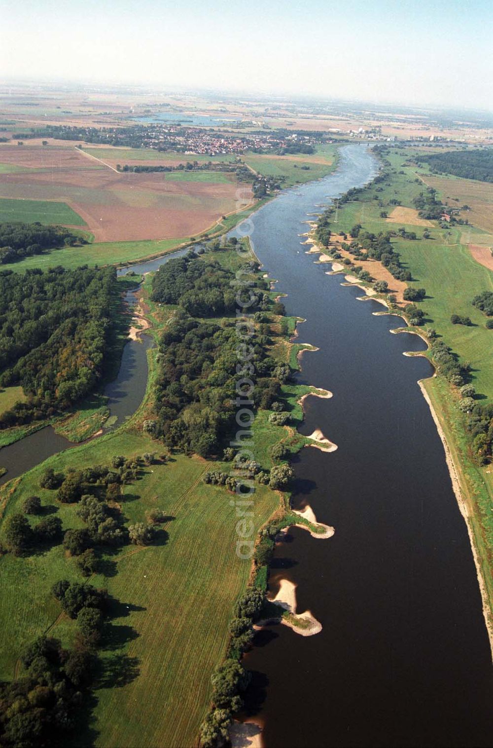 Tornitz from the bird's eye view: Blick auf die Saalemündung bei Tornitz