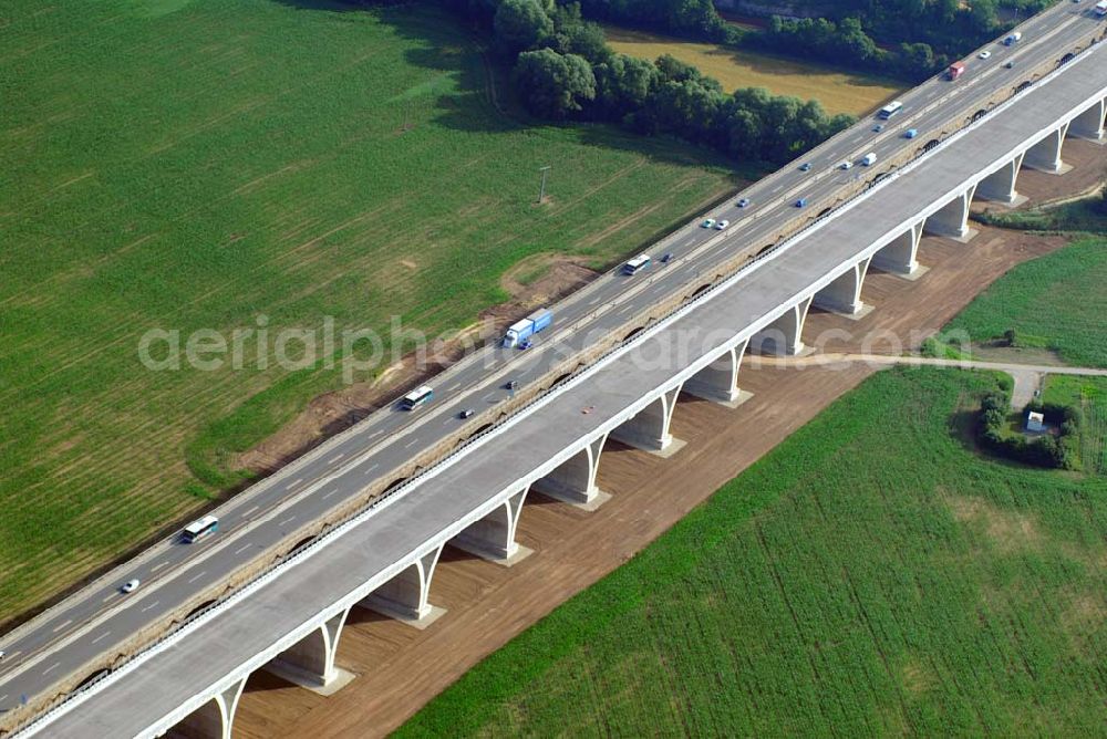 Jena from above - Blick auf die A4 / Saaletalbrücke. Im Zuge des sechsstreifigen Ausbaus der BAB A4 Teilabschnitt Jena wird südlich der alten Saalebrücke die neue Saalebrücke gebaut. Das neue Autobahnbauwerk nimmt die Richtungsfahrbahn Eisenach-Dresden auf und überspannt im Verlauf die B88, die Saalebahn der DB AG, die Saale, die Roda und die Holzlandbahn der DB AG. Ausführende Firma: GERDUM u. BREUER, Bauunternehmen GmbH, Lilienthalstr. 7, 34123 Kassel; Tel.: 0561-49191-0