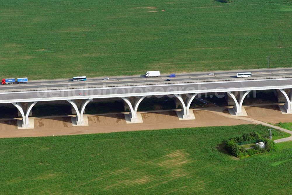 Jena from the bird's eye view: Blick auf die A4 / Saaletalbrücke. Im Zuge des sechsstreifigen Ausbaus der BAB A4 Teilabschnitt Jena wird südlich der alten Saalebrücke die neue Saalebrücke gebaut. Das neue Autobahnbauwerk nimmt die Richtungsfahrbahn Eisenach-Dresden auf und überspannt im Verlauf die B88, die Saalebahn der DB AG, die Saale, die Roda und die Holzlandbahn der DB AG. Ausführende Firma: GERDUM u. BREUER, Bauunternehmen GmbH, Lilienthalstr. 7, 34123 Kassel; Tel.: 0561-49191-0