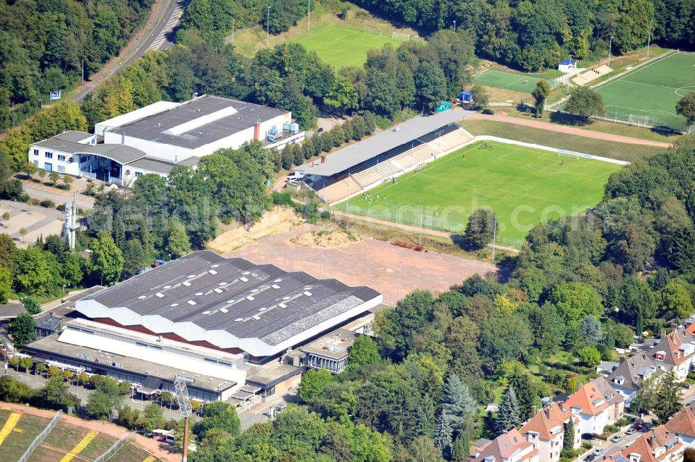 Aerial image Saarbrücken - Blick über die Saarlandhalle der Congress-Centrum Saar GmbH auf das Stadion, Rasenplatz FC Sportfeld Saarbrücken, des 1. FC Saarbrücken und die ehemalige Diskothek Midnight im Eishaus. View over the place of event Saarlandhalle on the Stadium, grass pitch FC Sportfeld Saarbrücken and the former disco Midnight in the ice house.