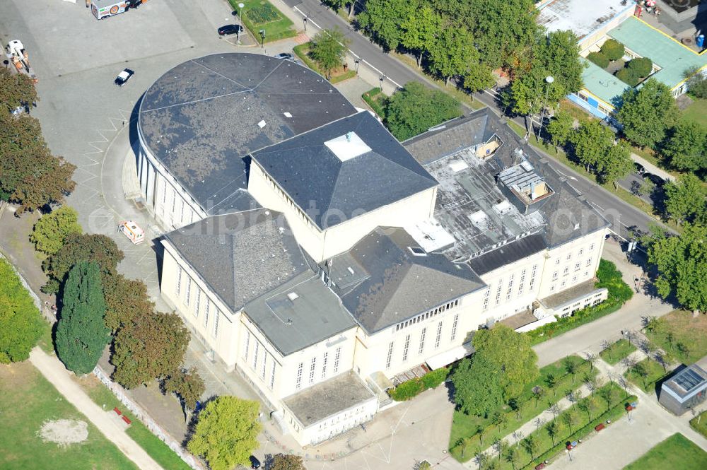 Saarbrücken from above - Das Saarländische Staatstheater am Schillerplatz in Saarbrücken zeigt Stücke aus den Bereichen Musiktheater, Schauspiel, Tanztheater und Konzerte, sowie auch Kleinkunst, Performances und experimentelles Theater. Es wurde 1937 nach Entwürfen des Architekten Paul Otto August Baumgarten im neoklassizistischen Stil erbaut. The state theatre of Saarland in city Saarbrücken shows music and dance theatre, plays and concerts as well as smaller-scale performing arts and fringe theatre. The neo-classical building was constructed in 1937 after drafts by architect Paul Otto August Baumgarten.